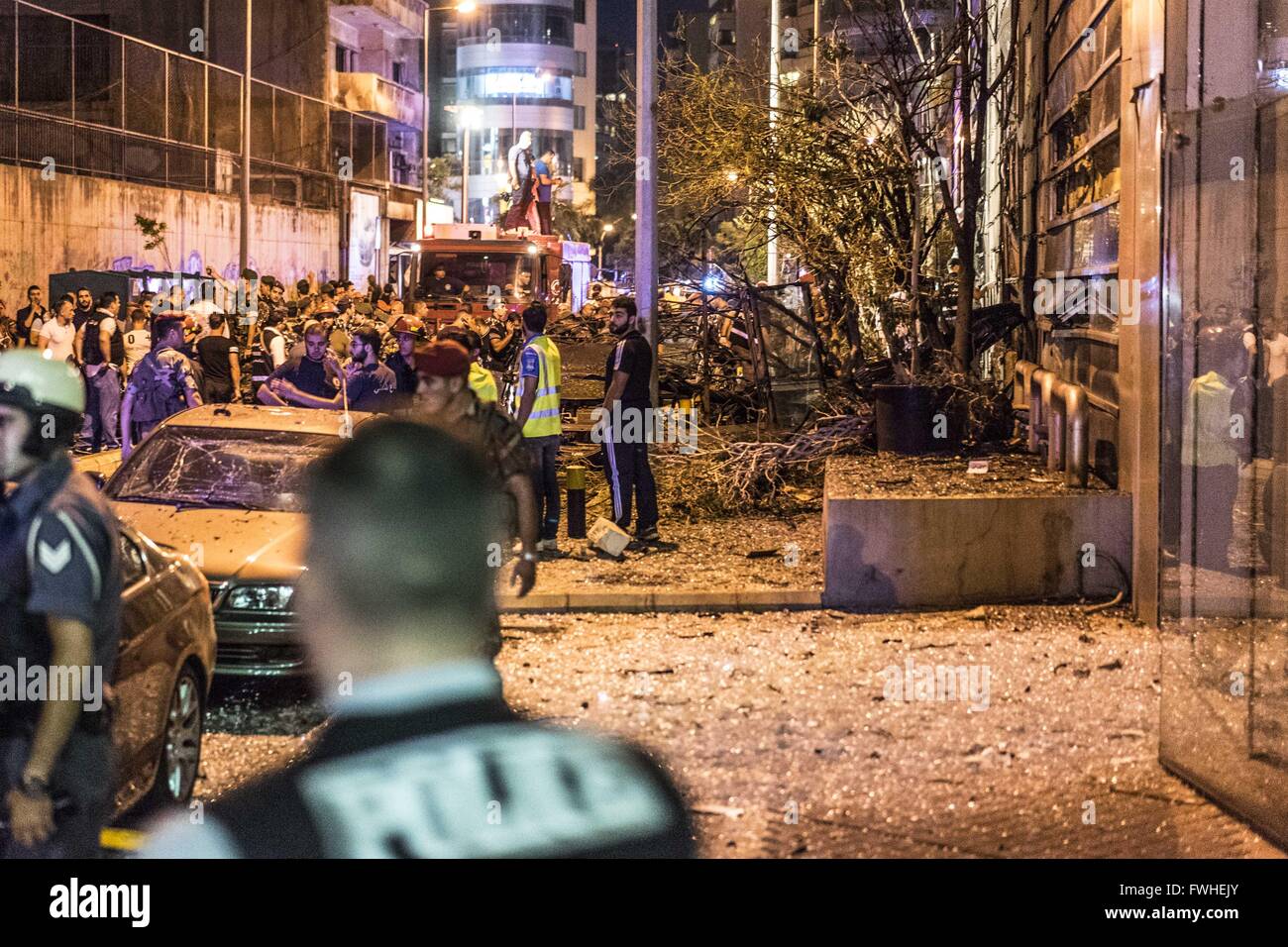 Beyrouth, Liban. 12 Juin, 2016. 12 juin 2016 - Au lendemain d'une explosion à l'extérieur de Blom Bank. Des explosifs auraient été laissé sous une voiture garée à l'extérieur de Blom Bank. © Stephen Gerard Kelly/ZUMA/Alamy Fil Live News Banque D'Images
