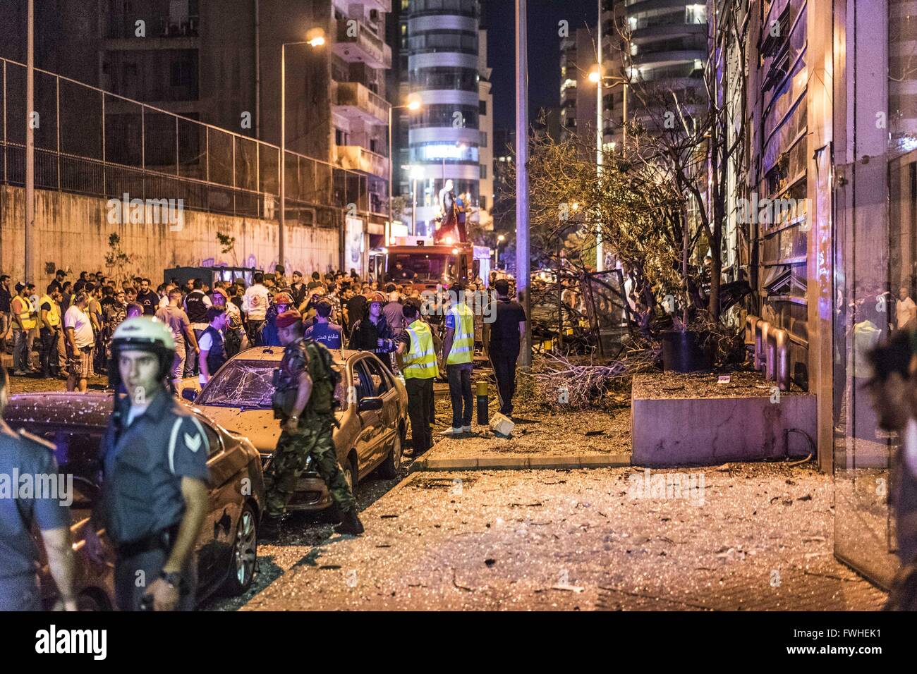 Beyrouth, Liban. 12 Juin, 2016. 12 juin 2016 - Au lendemain d'une explosion à l'extérieur de Blom Bank. Des explosifs auraient été laissé sous une voiture garée à l'extérieur de Blom Bank. © Stephen Gerard Kelly/ZUMA/Alamy Fil Live News Banque D'Images