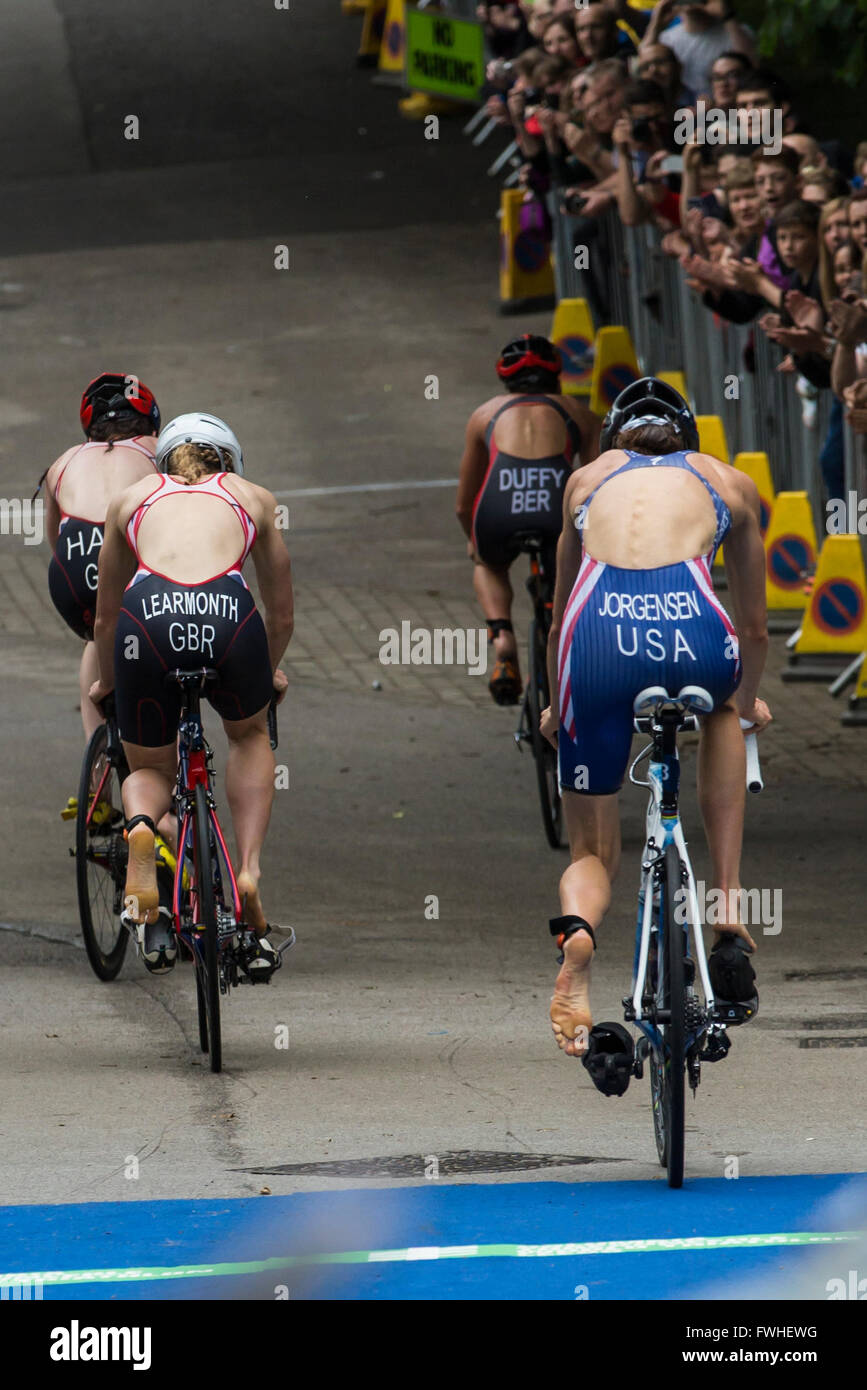 Leeds, UK. 12 Juin, 2016. Elite dames à partir de cyclisme de WTS Triathlon à Leeds. Gwen Jorgensen (en bleu) a été le grand gagnant. Credit : James Copeland/Alamy Live News Banque D'Images