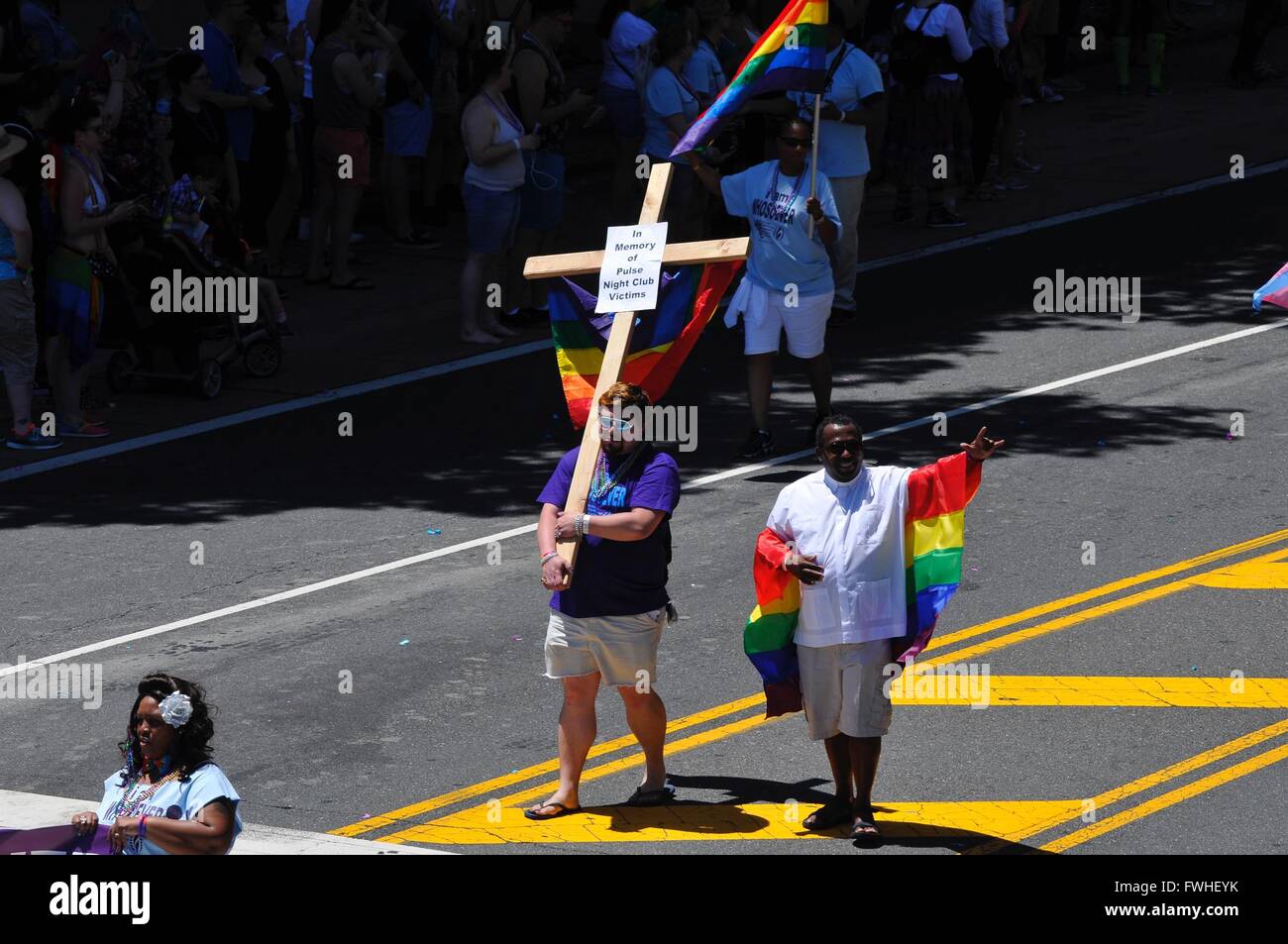 Philadelphie, Pennsylvanie, USA. 12 Juin, 2016. Avec un petit panneau réalisé le long de l'itinéraire du 12 juin 2016 Philly Pride Parade, un participant à Philadelphie en Pennsylvanie, paie son respect pour les victimes de la prise de vue de nuit d'impulsions, à Orlando, en Floride. © Bastiaan Slabbers/ZUMA/Alamy Fil Live News Banque D'Images