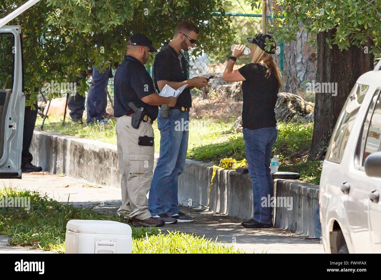 Ft. Pierce, Floride, USA. 12 Juin, 2016. St Lucie County Sheriff's Office continuent leur enquête à la Woodland au 2513 S. 17th Street, à Ft. Pierce, en Floride, le dimanche, 12 juin, 2016. Ce serait où Orlando shooter Omar Mateen a résidé. Crédit : Thomas Cordy/Le Palm Beach Post/ZUMA/Alamy Fil Live News Banque D'Images