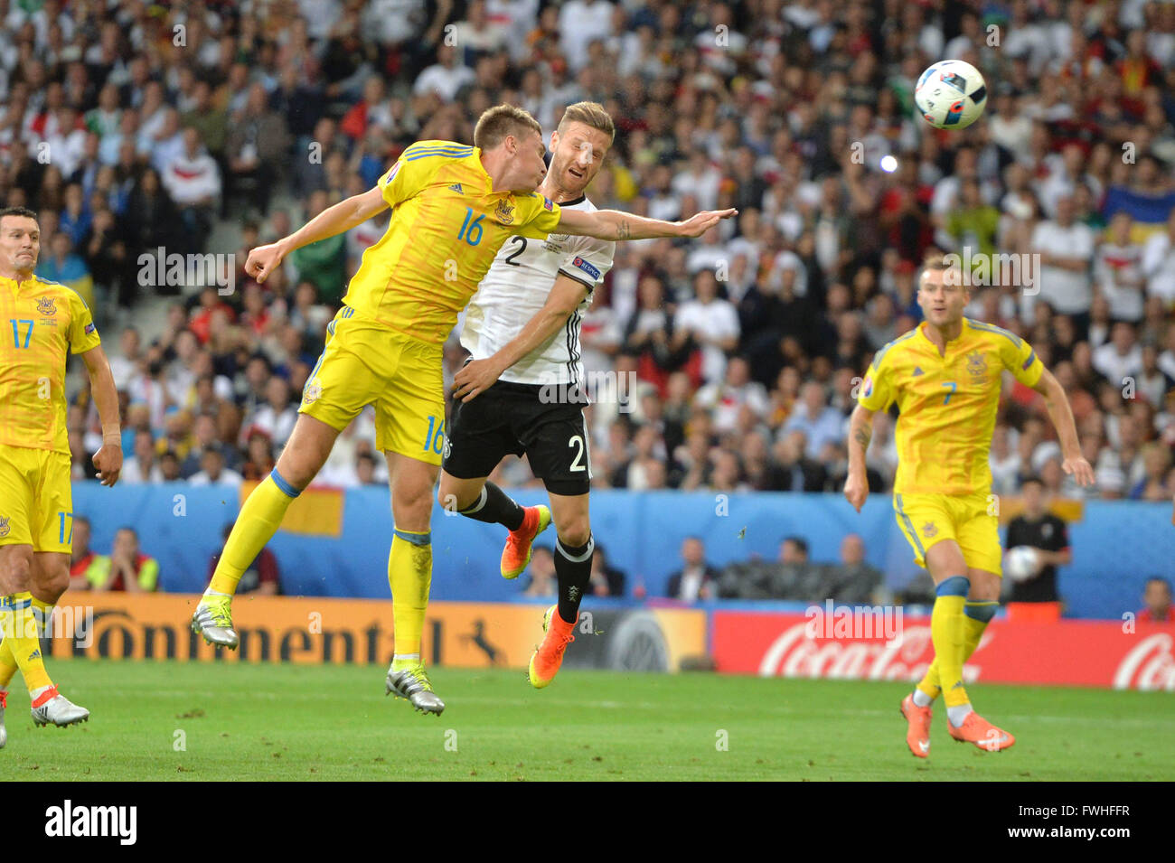 Lille, France. 12 Juin, 2016. Shkodran Mustafi (L) de l'Allemagne marque le premier but contre Taras Stepanenko de l'Ukraine au cours de l'UEFA Euro 2016 match du groupe C entre l'Allemagne et l'Ukraine à Lille, France, 12 juin, 2016. Credit : Action Plus Sport/Alamy Live News Banque D'Images