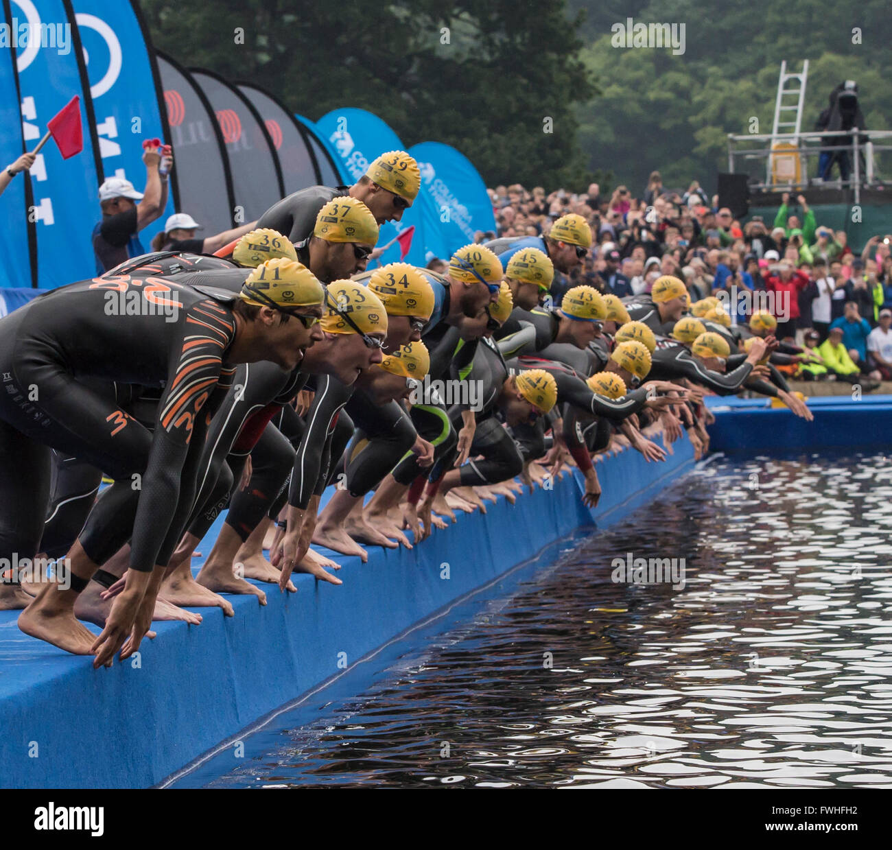 Leeds, UK. 12 Juin, 2016. Les hommes d'élite de commencer l'eau libre nager dans la première étape de la WTS Triathlon à Leeds, Royaume-Uni. Credit : James Copeland/Alamy Live News Banque D'Images