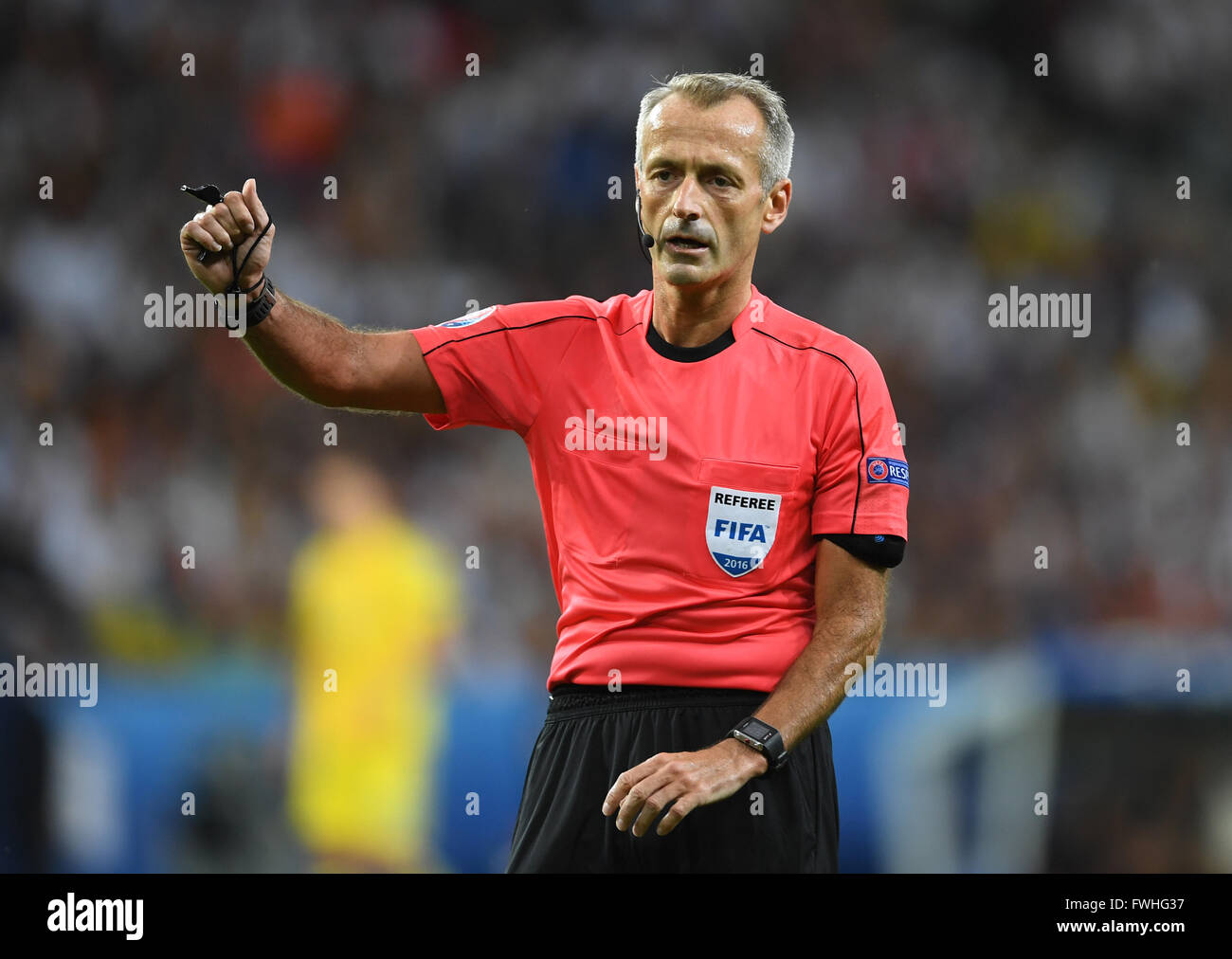 Lille, France, 12 juin, 2016. Les gestes de l'arbitre Martin Atkinson pendant l'UEFA Euro 2016 football match du groupe C entre l'Allemagne et l'Ukraine à Lille, France, 12 juin, 2016. Photo : Marius Becker/dpa dpa : Crédit photo alliance/Alamy Live News Banque D'Images