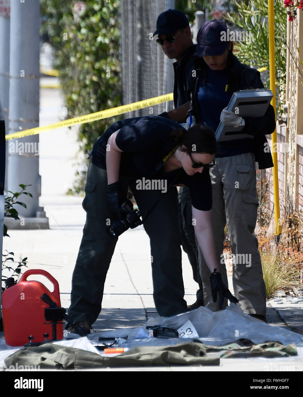 Les enquêteurs recherchent plus de preuves et de rassembler d'un homme dont la voiture était remplie d'explosifs et d'armes a été arrêté par la police de Santa Monica tôt dimanche sur son chemin à la la Pride Parade à West Hollywood.James Howell, 20 ans, à l'Indiana, a été arrêté dans la ville de Santa Monica et a dit à la police qu'il voulait blesser les personnes à l'événement de la gay pride. 12 Juin, 2016. À son époque il n'y a pas encore d'info s'il y a des liens avec les fusillades Orlando FL.Photo par Gene Blevins/LA DailyNews/ZUMAPRESS. Credit : Gene Blevins/ZUMA/Alamy Fil Live News Banque D'Images