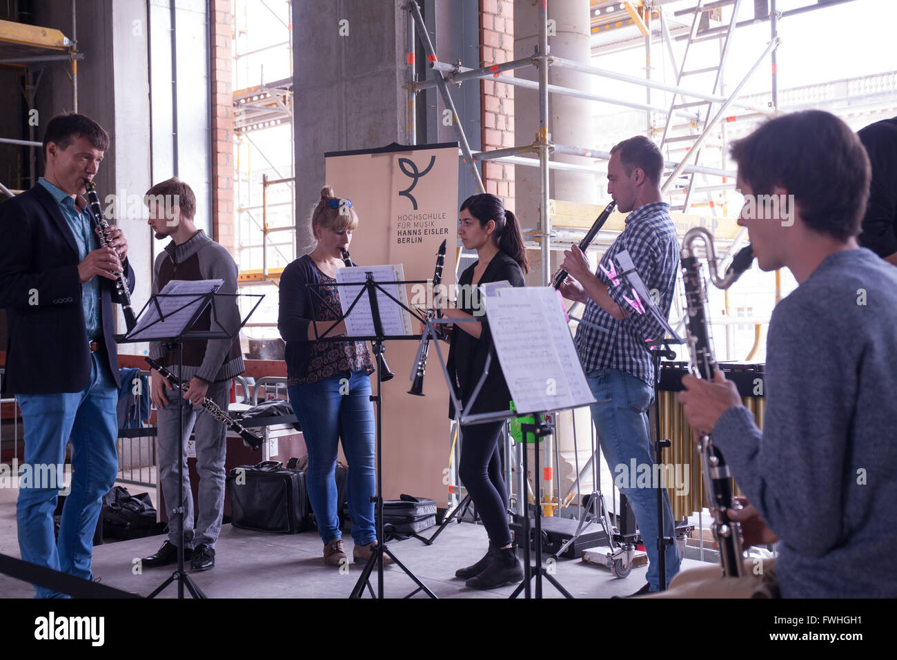 Jour de chantier ouvert à visiter les oeuvres bien sûr. Forum Humboldt. La vie de l'Orateur d'expliquer les progrès de la construction. Il y a également un programme de musique. Banque D'Images