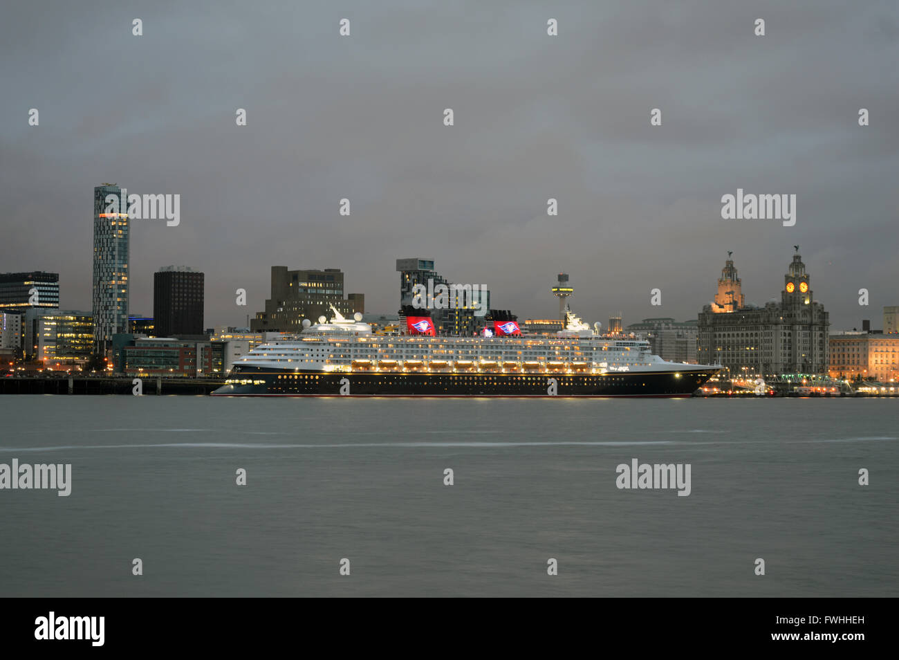 Liverpool, Royaume-Uni. 12 Juin, 2016. Le bateau de croisière Disney Magic a quitté Liverpool le dimanche 12 juin soirée après un feu d'artifice. Credit : Pak Hung Chan/Alamy Live News Banque D'Images