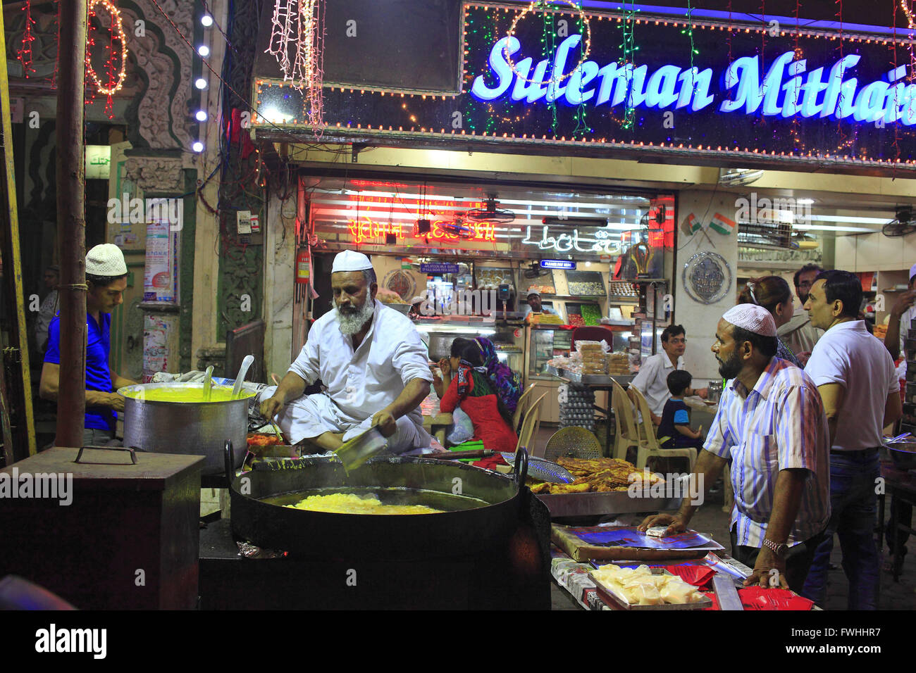 Mumbai. 12 Juin, 2016. 12 juin 2016 - Mumbai - INDE.Chefs font les délices du ramadan à la Street food dans le domaine routier Mohammed Ali de Mumbai. © Subhash Sharma/ZUMA/Alamy Fil Live News Banque D'Images