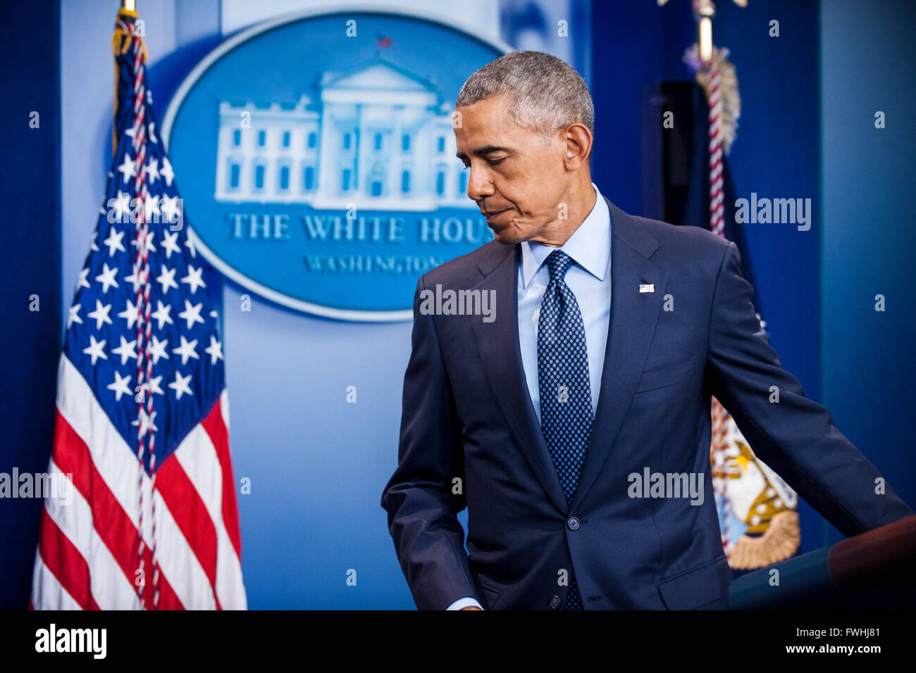 Washington DC, USA. 12 Juin, 2016. Le président des États-Unis Barack Obama quitte la Brady Press Briefing Room après avoir parlé à des journalistes à Washington, District of Columbia, États-Unis, le dimanche, 12 juin, 2016, à propos de la fusillade mortelle avant la nuit dans une discothèque gay à Orlando en Floride. Environ 50 personnes ont été tuées et au moins 53 autres ont été blessées dans ce qui semble être la plus meurtrière de prise de masse dans l'histoire américaine. Credit : Pete Marovich / Piscine via CNP - PAS DE SERVICE DE FIL - Crédit photo : dpa alliance/Alamy Live News Banque D'Images