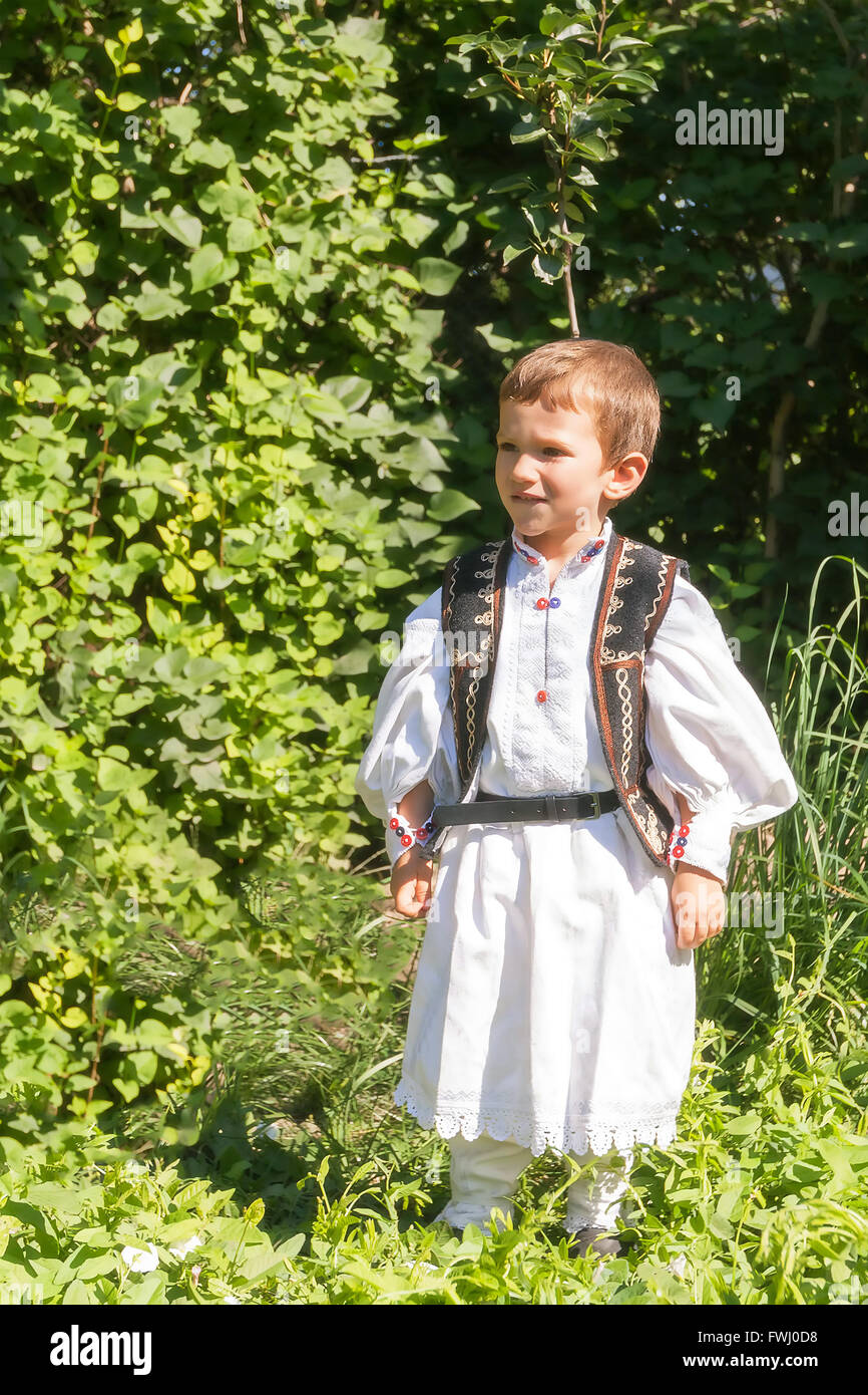 Paysan Roumain enfant qui a deux ans posant en costume traditionnel Banque D'Images