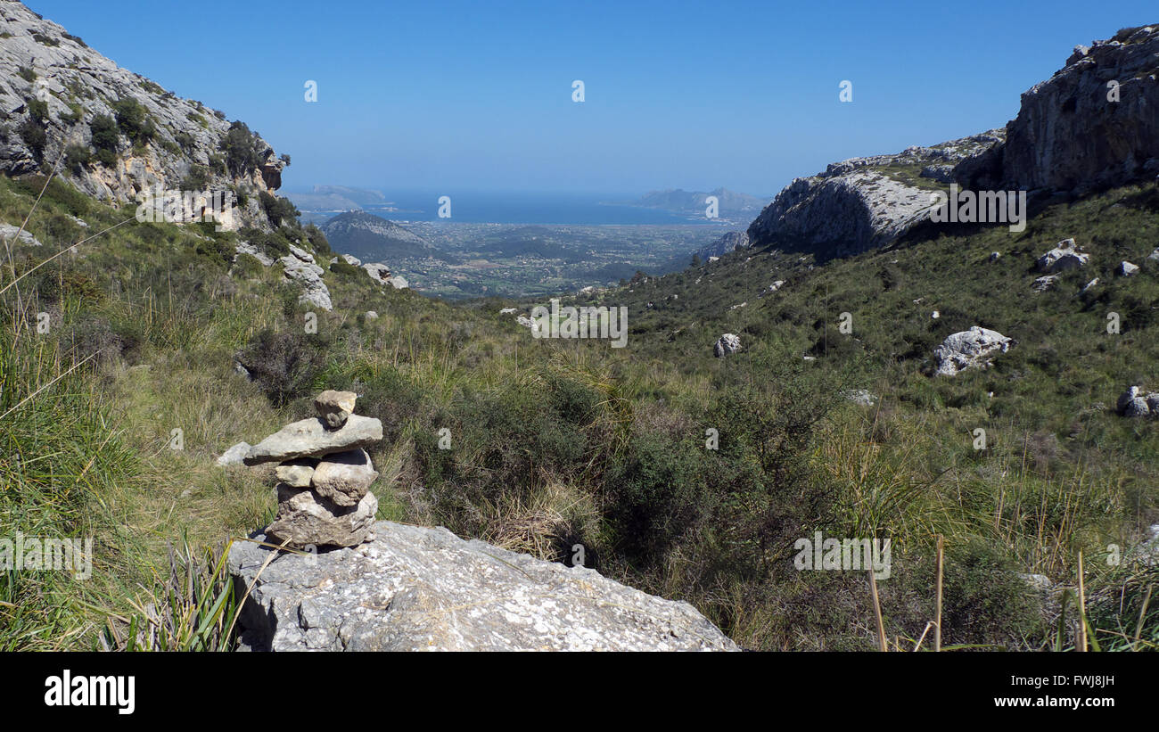 Vue ouest de Bahia Pollensa depuis le col au-dessus de l'Assarell ferme, sur la route jusqu'à la Cuculla de Fartaritx, Mallorca, Espagne Banque D'Images