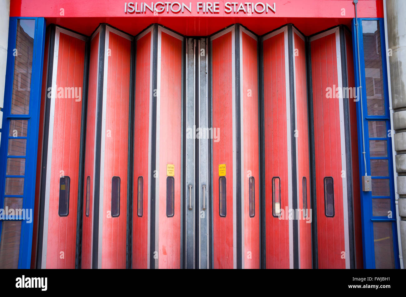 Portes pliantes rouge à Islington Fire Station, London Banque D'Images