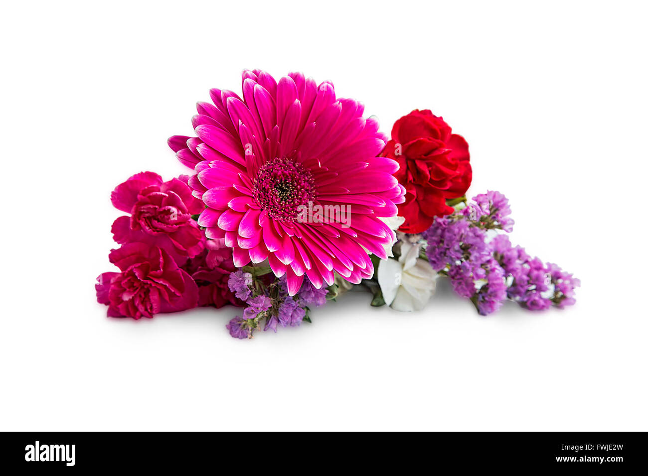 Bouquet de printemps avec fleurs gerbera,les œillets et les fleurs violettes isolated on white Banque D'Images