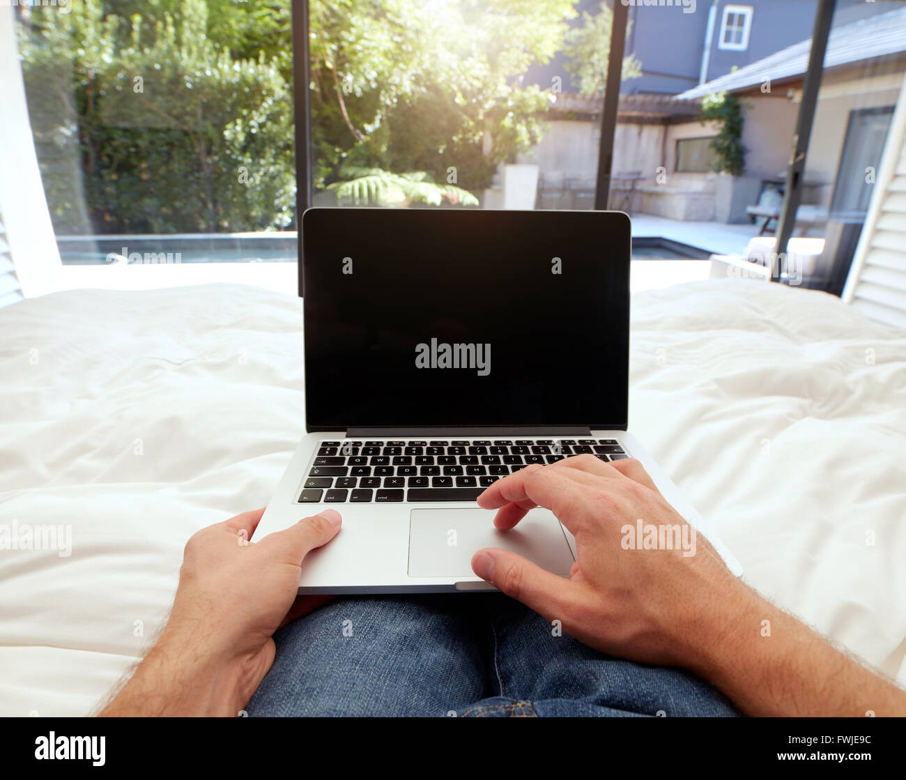 Libre De Droit De L Homme Etendu Sur Un Lit De Travailler Sur Un Ordinateur Portable Shot Pov De L Homme Dans La Chambre De Detente A L Aide D Ordinateur A Ecran Tactile Photo Stock