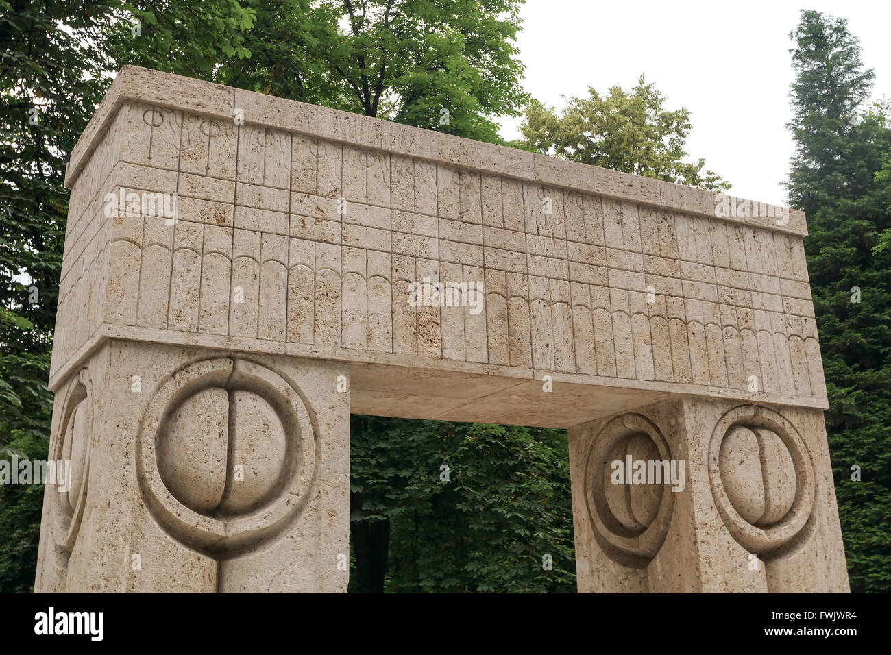 La Porte du baiser de la sculpture sur pierre faite par Constantin Brancusi, symbolisant le triomphe de la vie sur la mort, Roumanie Banque D'Images