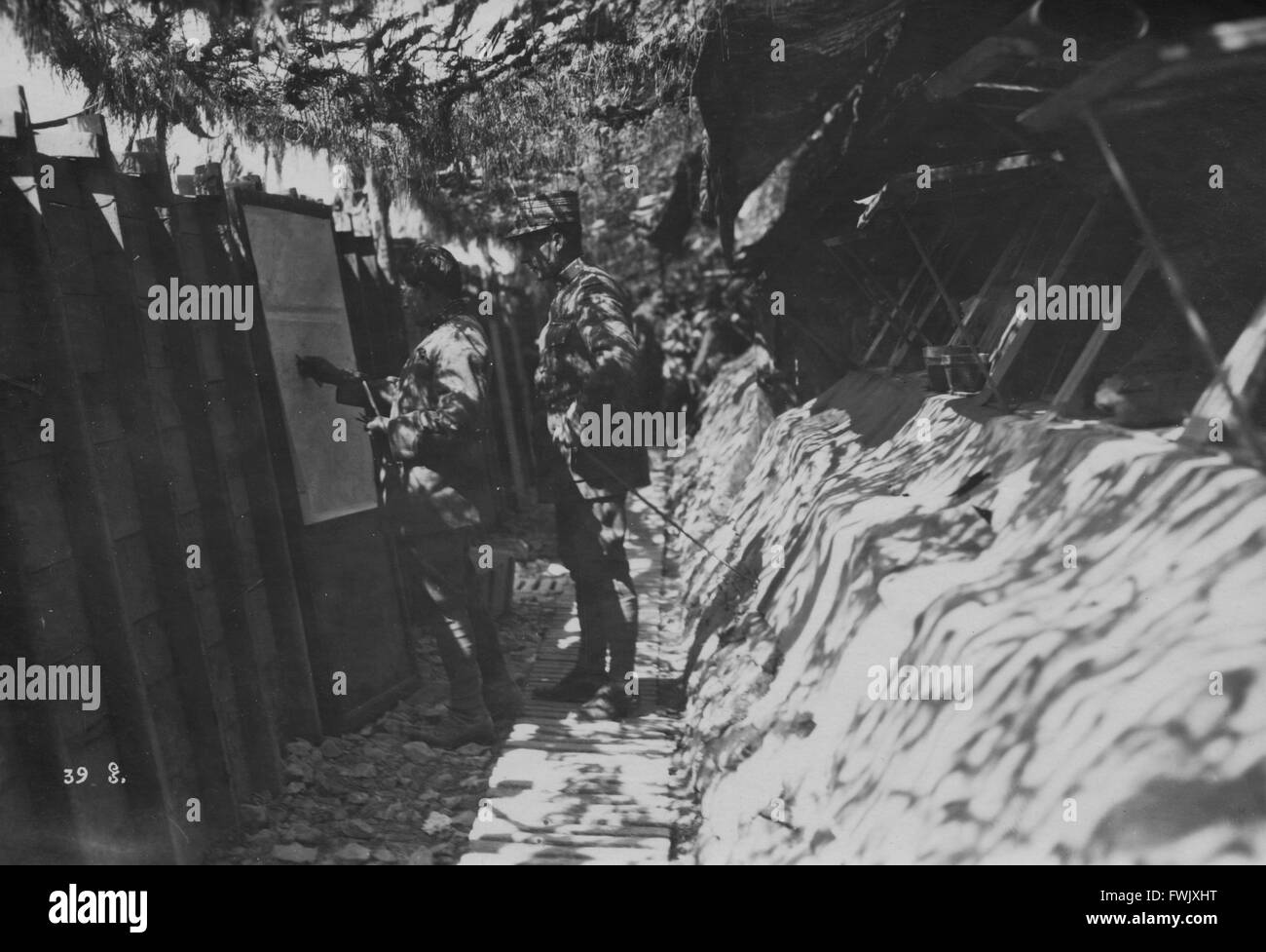 Le commandant de brigade français l'examen de cartes dans les tranchées près de Recicourt France sur le front occidental pendant la PREMIÈRE GUERRE MONDIALE, vers 1916/1917. Banque D'Images