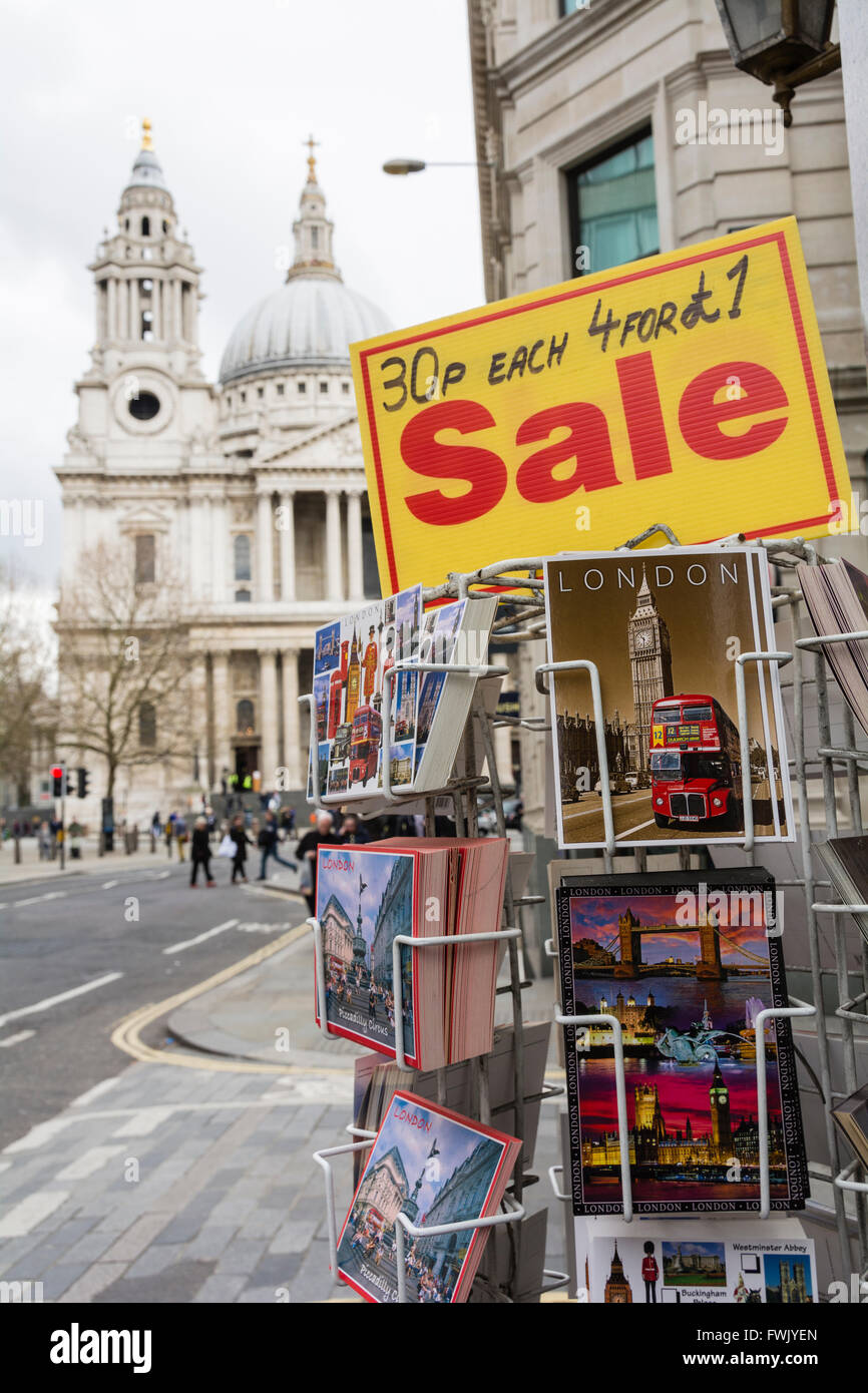 St.Paul's Cathedral dans le centre de Londres, repris de Ludgate Hill. Banque D'Images