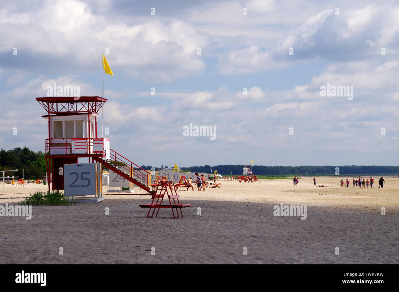La plage de Pärnu en Estonie sur une journée d'été nuageux Banque D'Images