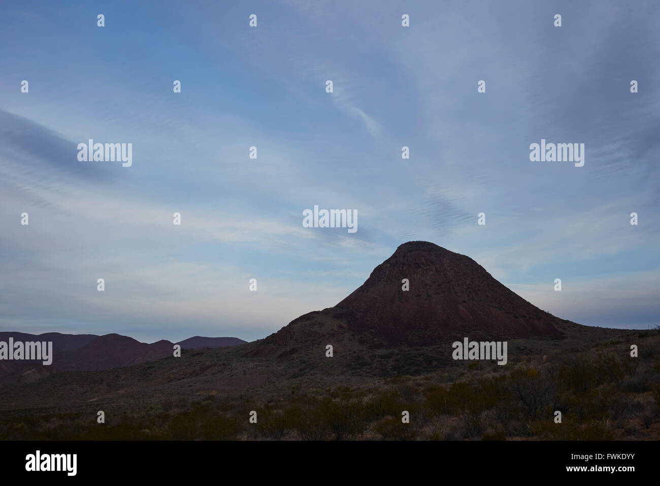 Pic de Sombrero au crépuscule, Terlingua, Texas, États-Unis Banque D'Images