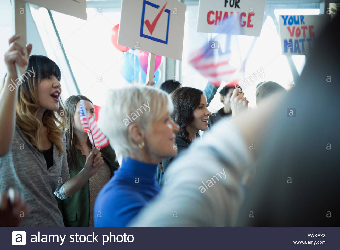 Audience avec signes en rassemblement politique Banque D'Images