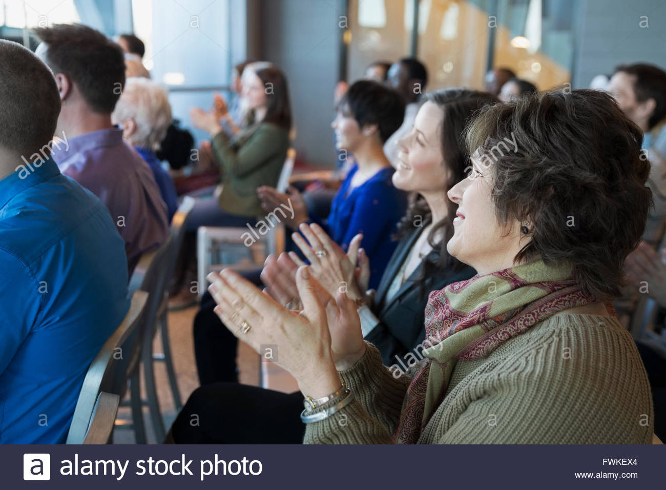 Audience clapping au rassemblement politique Banque D'Images