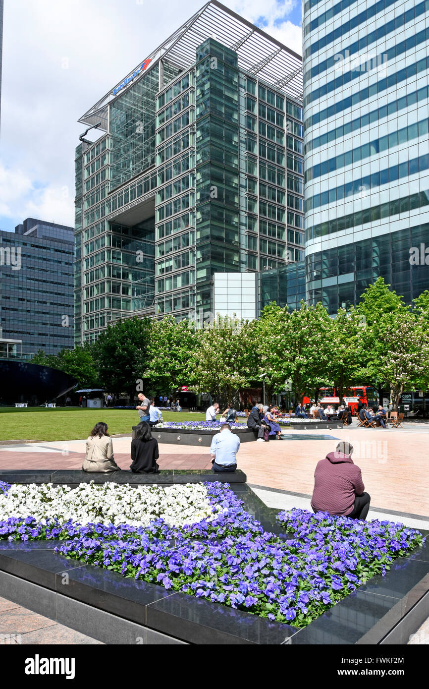 Fleurs de printemps l'affichage à l'Canada Square Canary Wharf London Docklands, Isle of Dogs Tower Hamlets England UK avec Bank of America building au-delà Banque D'Images