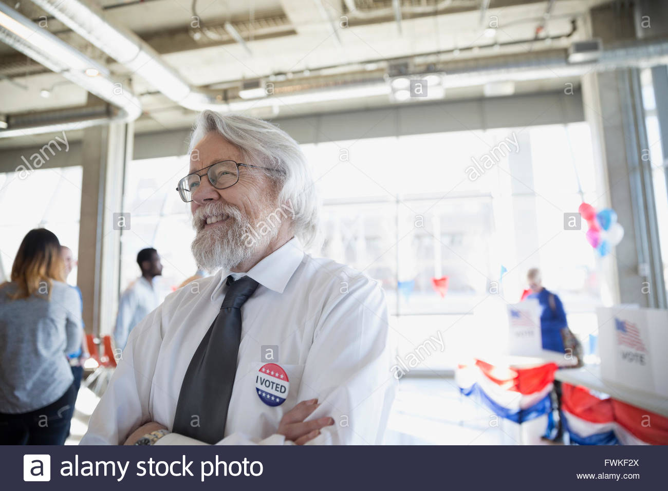 Smiling senior man au lieu de vote de l'électeur Banque D'Images