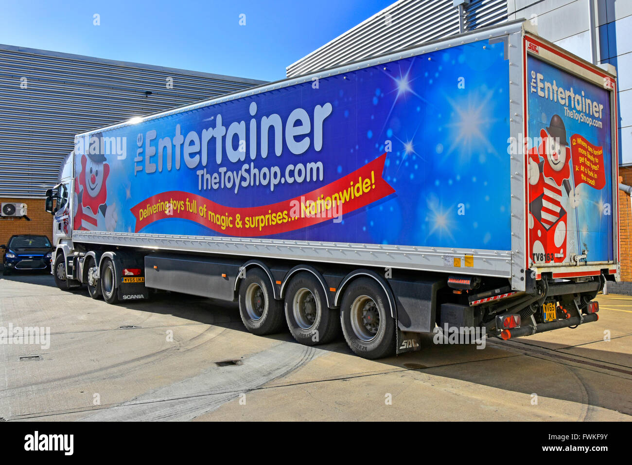 Logistique de la chaîne d'approvisionnement Entertainer Toy Shop hgv camion de livraison articulé camion et remorque garés à l'arrière de la boutique de jouets À Romford East Londres, Royaume-Uni Banque D'Images