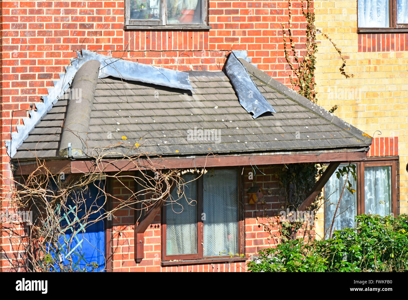 Clignotant à défectueuse de pilier porche maison en pente de toit et de mur de brique ne sait pas si la tentative de vol ou de mauvaise qualité Banque D'Images