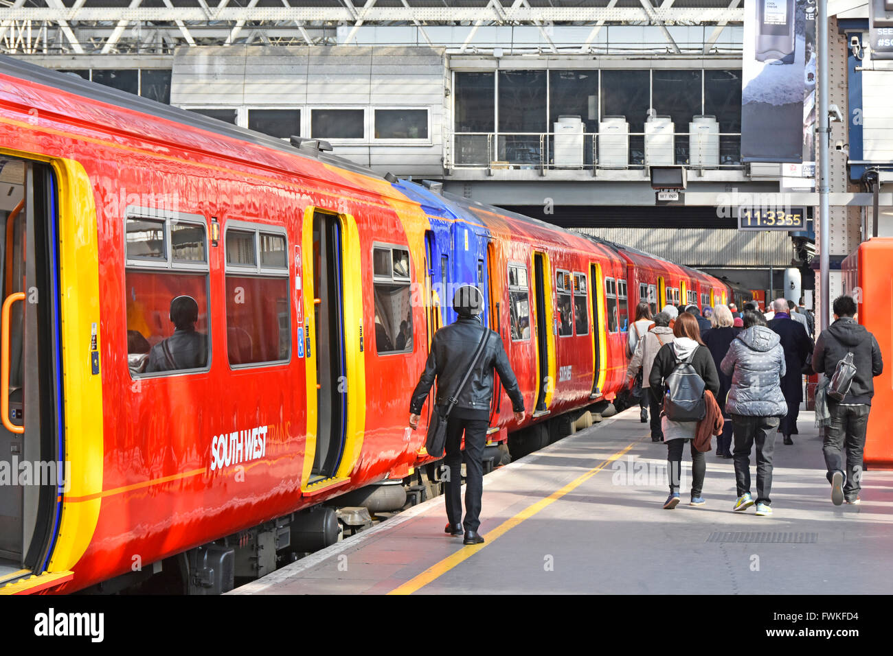 Les navetteurs de train quittant South West trains le service passagers de la gare ferroviaire de Londres Waterloo se déplacent vers les barrières de billets Angleterre Royaume-Uni Banque D'Images Les navetteurs de train quittant South West trains le service passagers de la gare ferroviaire de Londres Waterloo se déplacent vers les barrières de billets Angleterre Royaume-Uni Banque D'Images