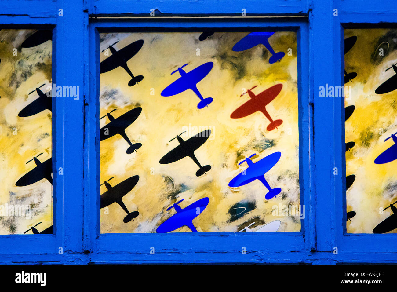 Les vieux avions avions Spitfire sur un cadre de fenêtre Londres Banque D'Images