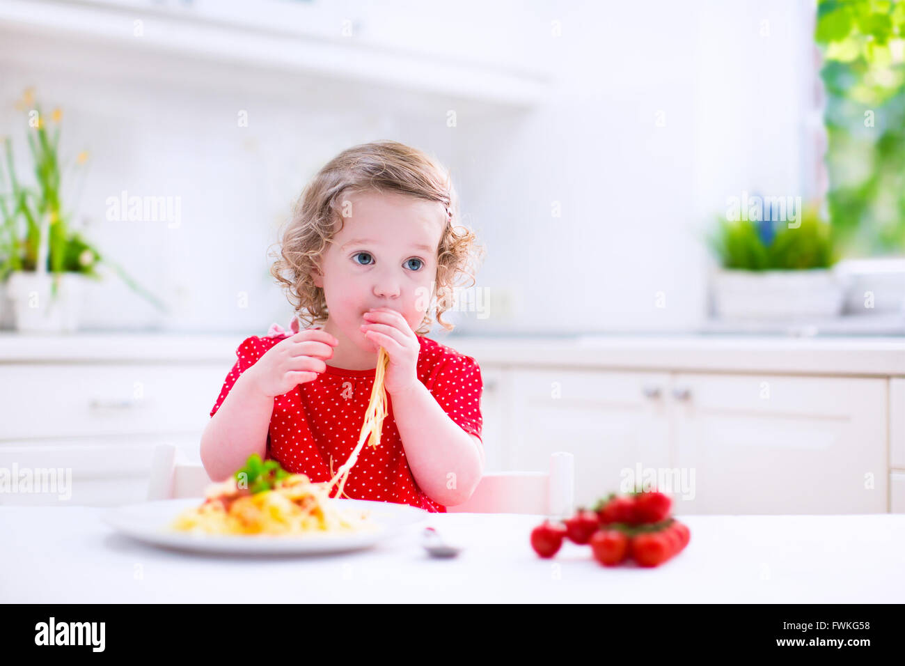 Petite fille en train de manger un repas heureux Banque de