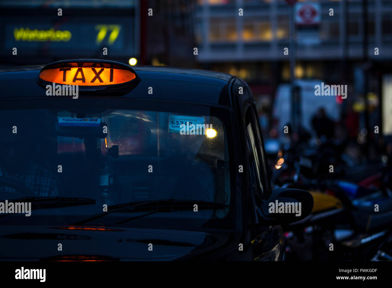 London taxi le soir, chauffeur de taxi noir Banque D'Images