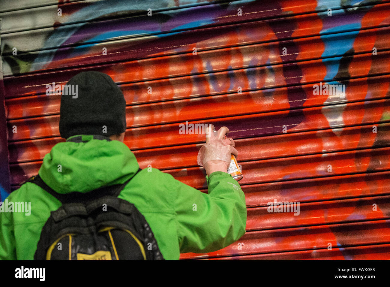 Artiste Graffiti au travail Londres Leake Street Southbank Waterloo Tunnel Banque D'Images