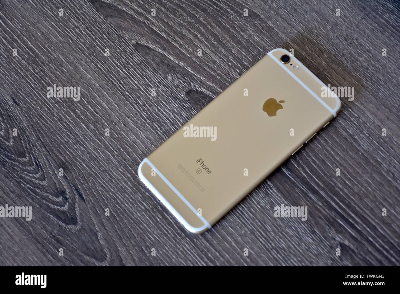 Un Apple iPhone 6s'affiche sur une surface en bois. Banque D'Images