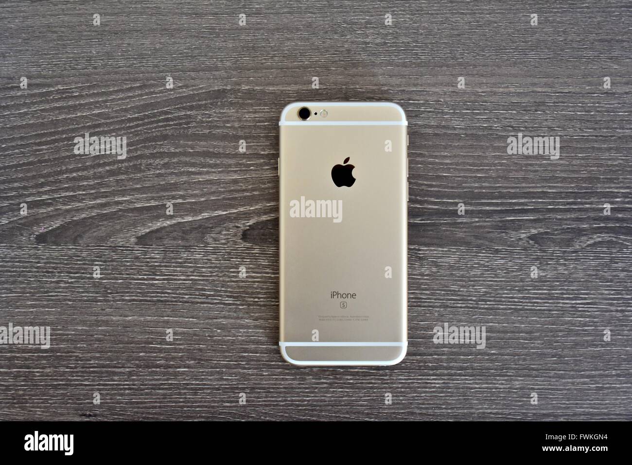 Un Apple iPhone 6s'affiche sur une surface en bois. Banque D'Images