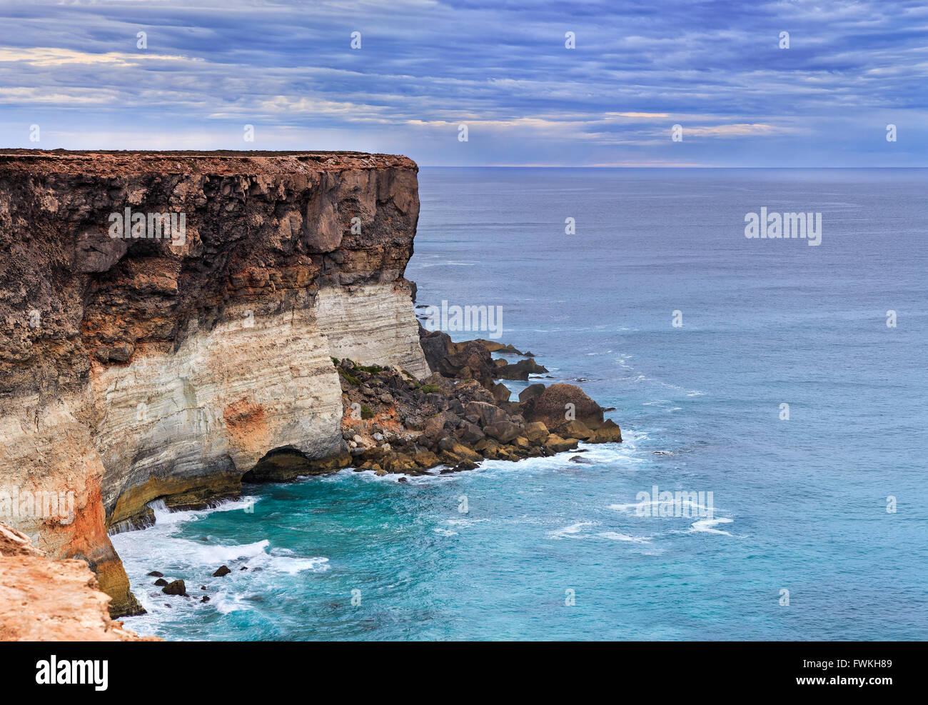 Et haute falaise de dangereux Nullarbour Platon tectoniques à Grande Baie australienne en Australie du Sud. Banque D'Images