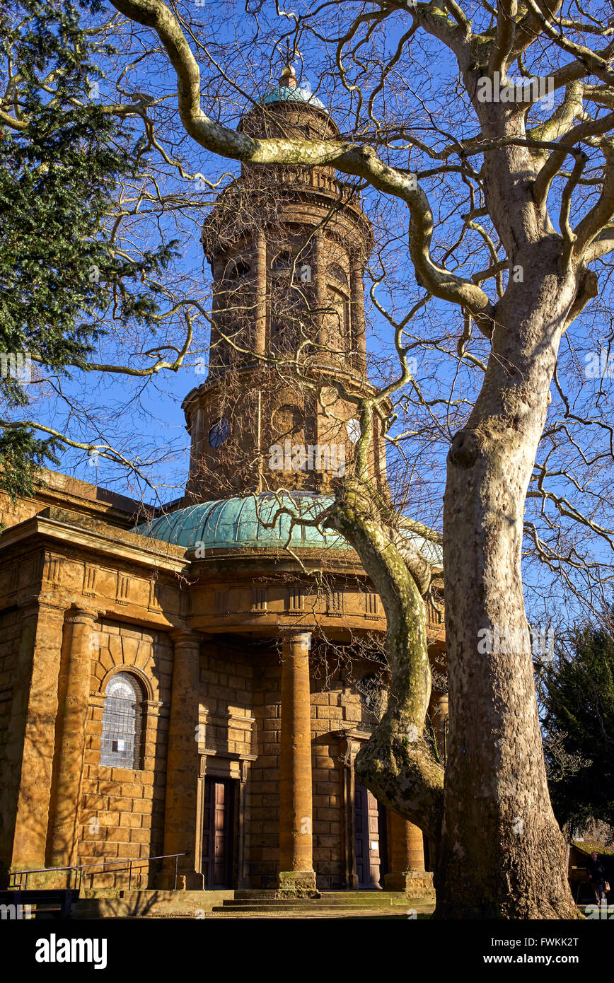 St Marys Church Banbury Oxfordshire England UK avec Platanus x acerifolia platane Londres Banque D'Images