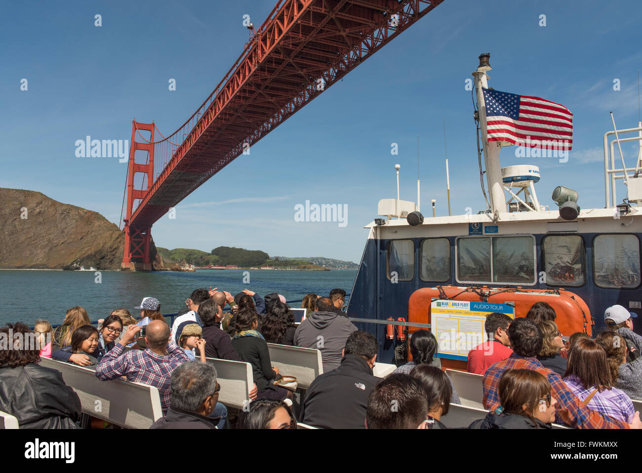 Les touristes sur un bateau sous le Golden Gate Bridge, à San Francisco, Californie, États-Unis Banque D'Images