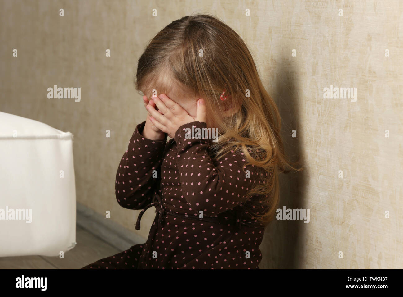 Petite fille joue à cache-cache Banque D'Images