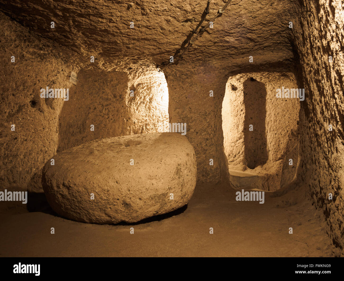 Dans la chambre de porte en pierre dans une ancienne ville souterraine (utilisé comme refuge en cas de danger) à Kaymaklı, Cappadoce, Turquie Banque D'Images