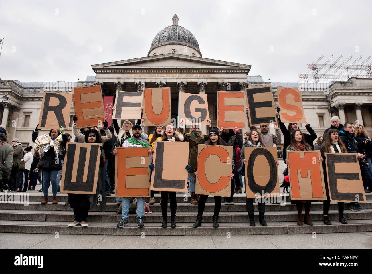 Lecture des plaques-manifestants holding lettre : 'Bienvenue' Réfugiés en face de la National Portrait Gallery à Trafalgar Square. Banque D'Images