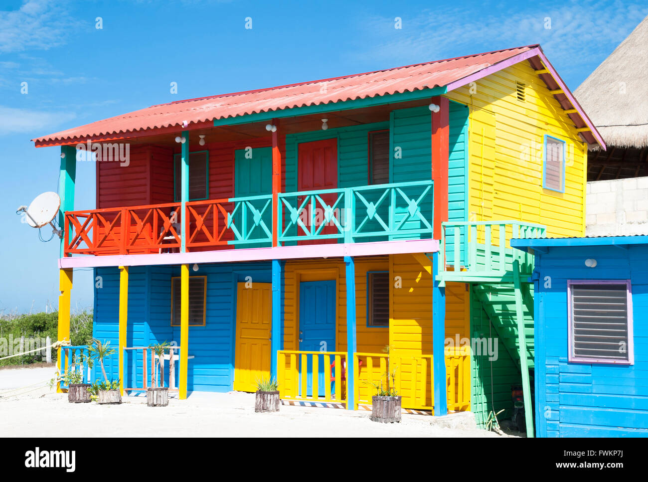 La maison peintes de couleurs vives dans la région de Mexican resort town Mahahual. Banque D'Images