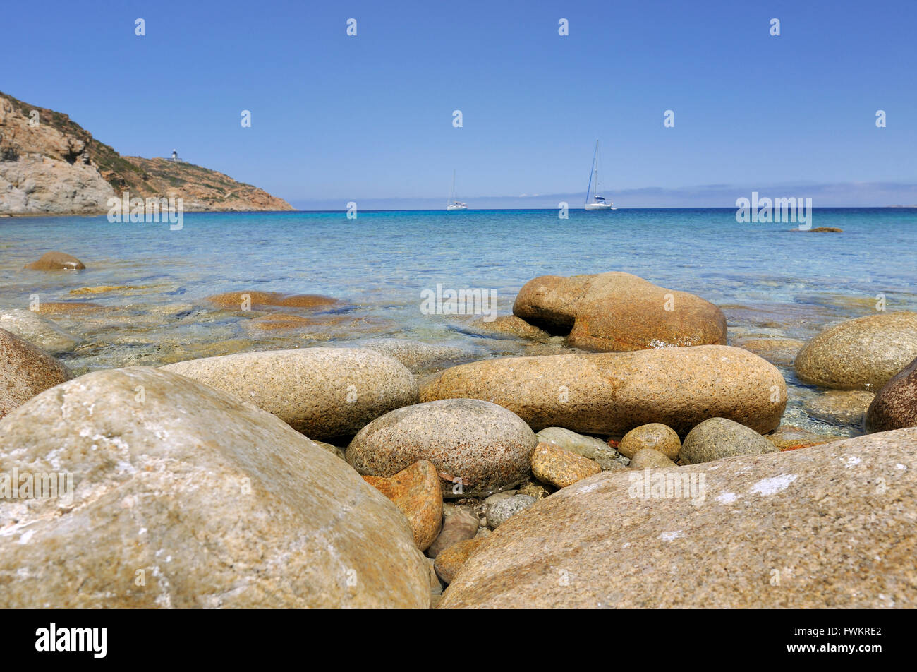 Beau littoral Corse avec des pierres Banque D'Images