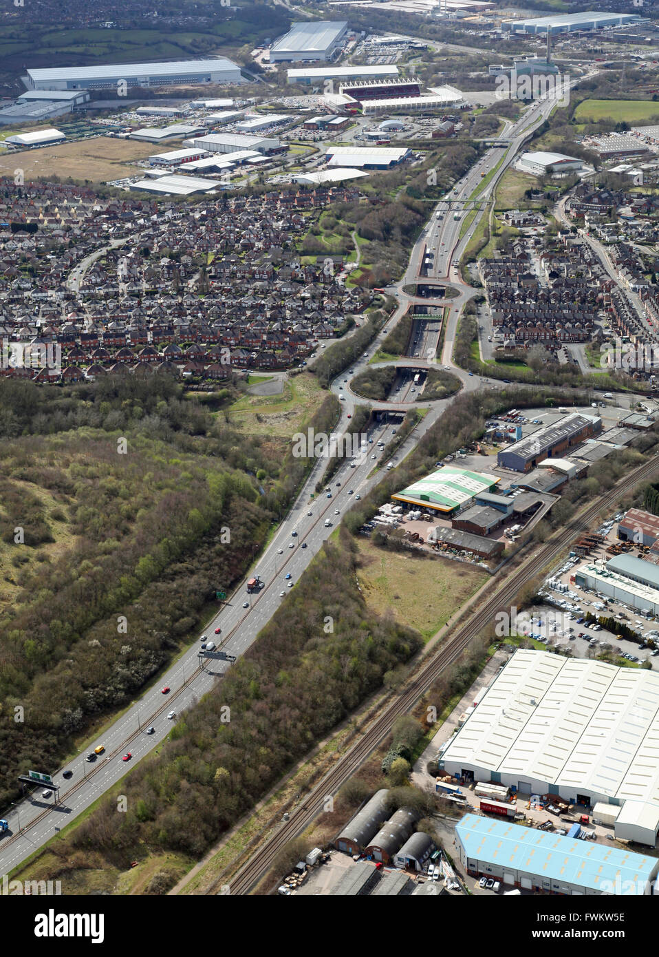 Vue aérienne de la route A50 qui passe dans Stoke-on-Trent, Staffordshire, Royaume-Uni Banque D'Images