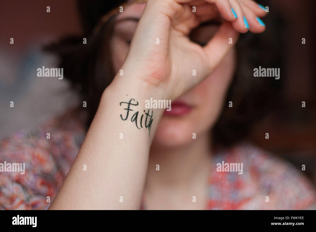 Portrait De La Foi Texte Sur Tatouage Poignet Femme Banque D