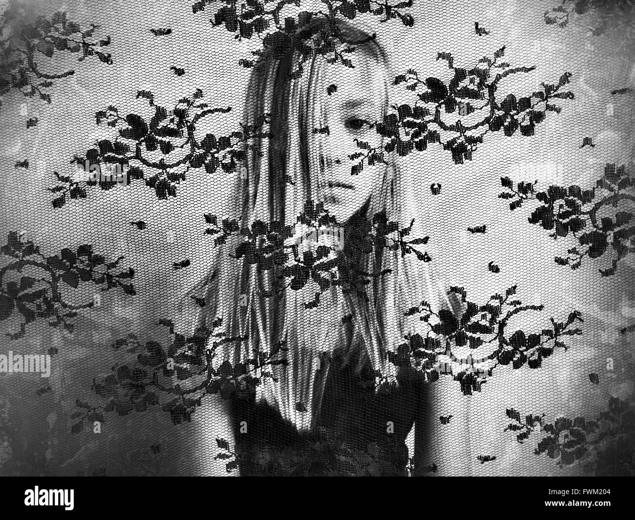 Portrait of Girl Face couverte de cheveux vu de tissu Net Banque D'Images