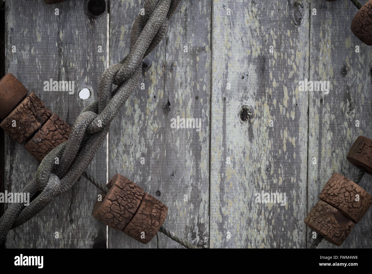 Vieux, grunge, antique, vintage du matériel de pêche sur un fond de bois. Comprend la corde et flotteurs Banque D'Images