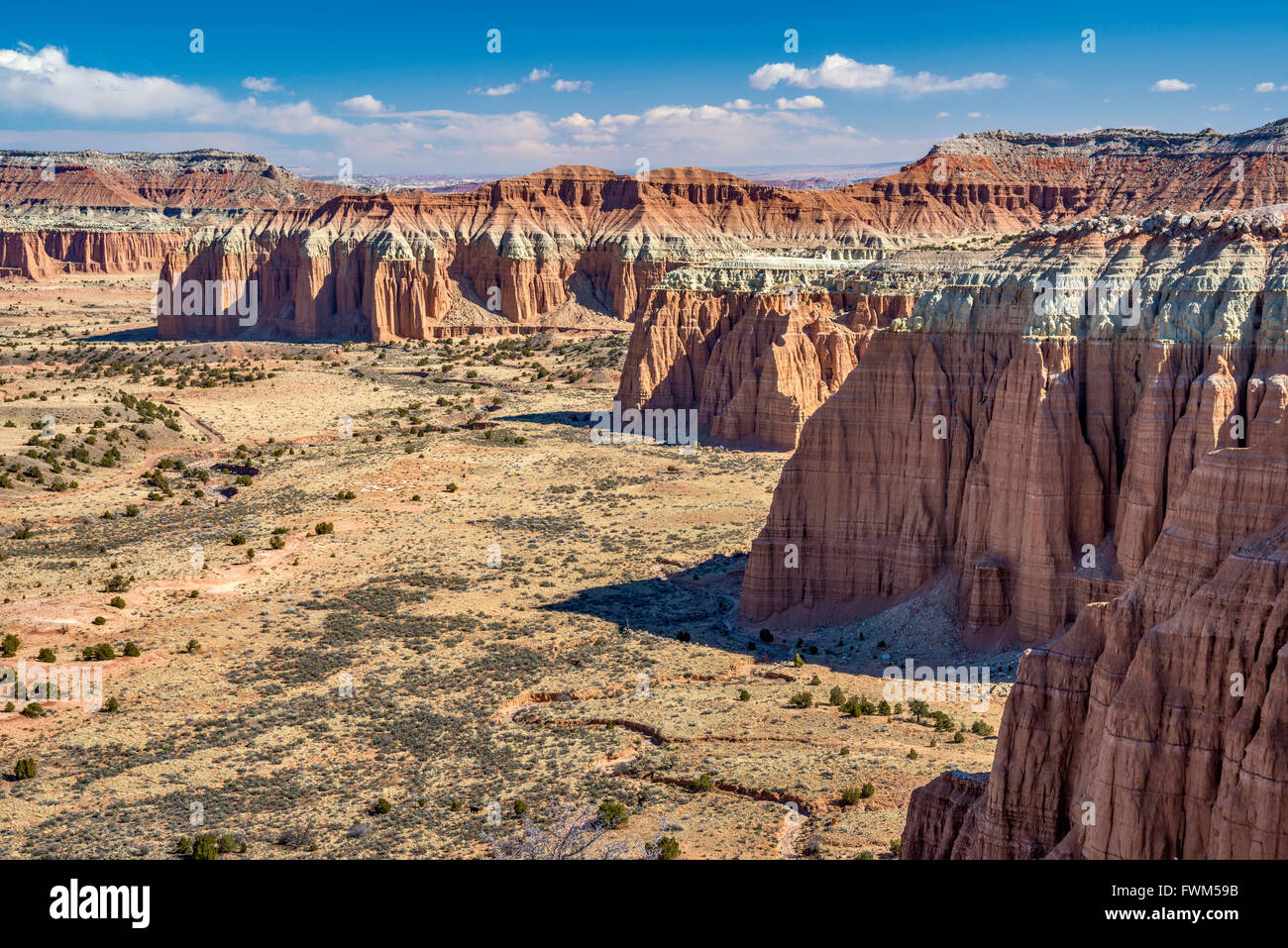 Tours et de falaises dans la région de Cathedral Valley, Capitol Reef National Park, du Plateau du Colorado, Utah, USA Banque D'Images