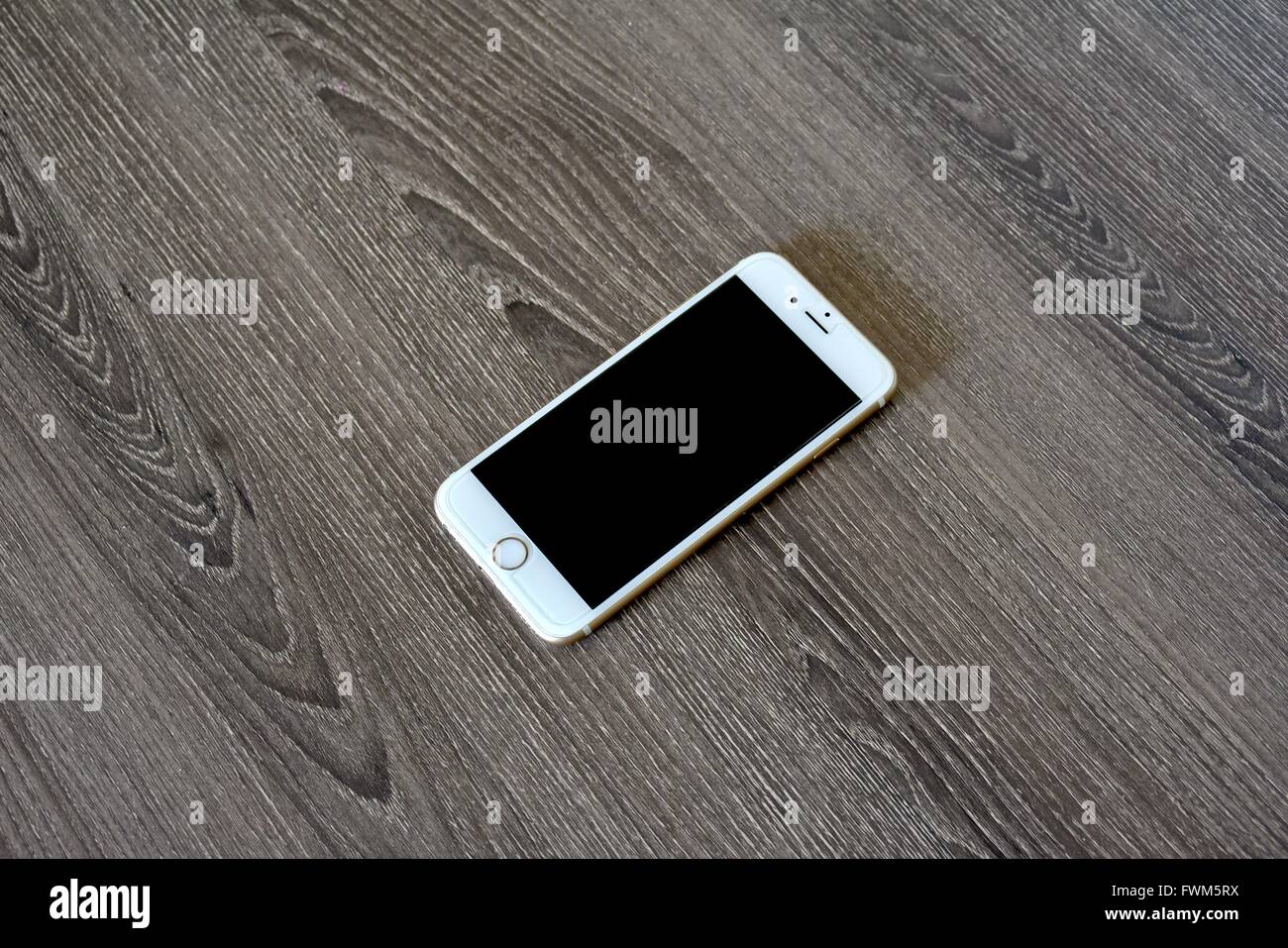 Un Apple iPhone 6s'affiche sur une surface en bois. Banque D'Images